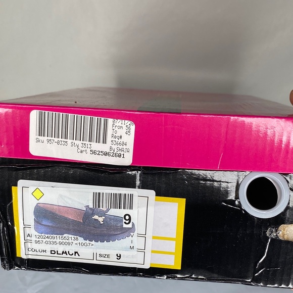 Elegant Black Loafers with Gold Accents - Picture 11 of 11